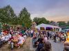 Viele Besuchende feiern das Event Volk im Schloss im Schlosspark Dornberg.