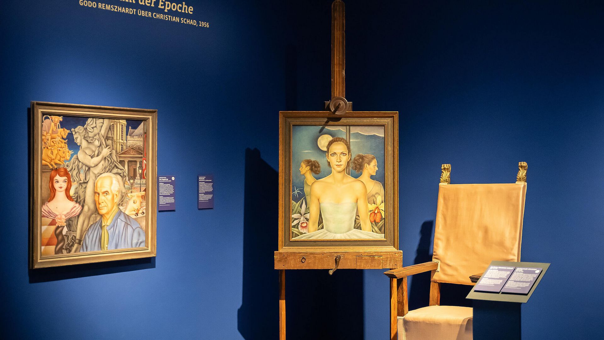 Ausstellung im Christian-Schad-Museum mit Porträts und Staffelei.