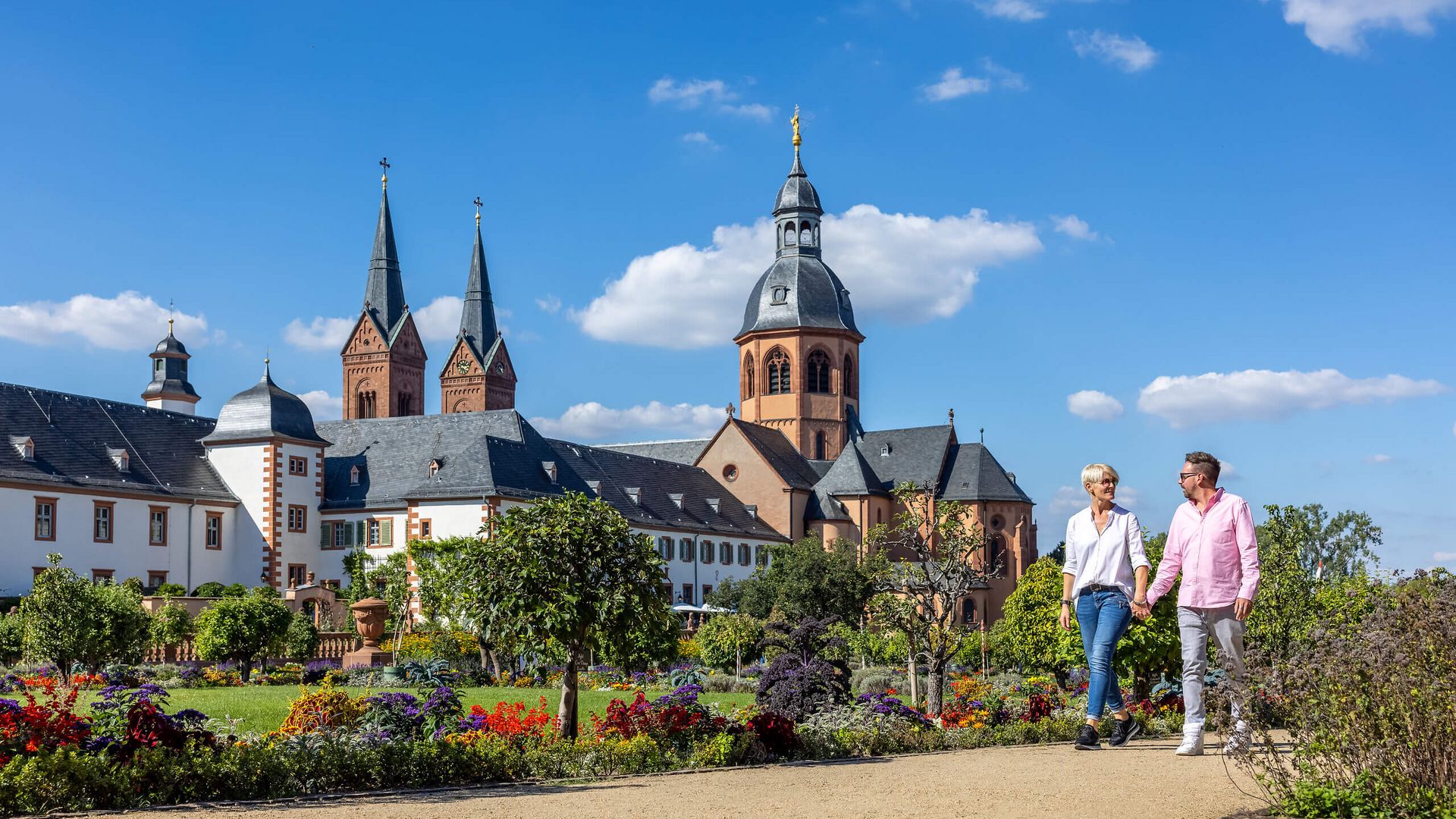 Paar im Klostergarten Seligenstadt vor Basilika