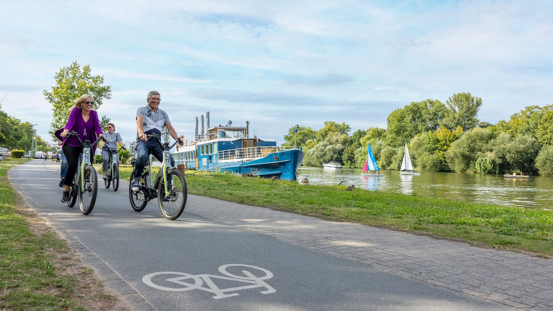 Radfahrende auf dem Mainradweg Offenbach