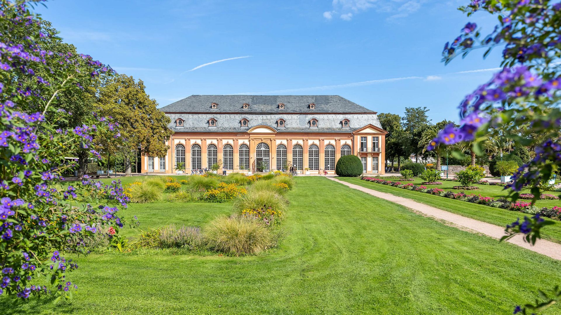 Orangerie mit Blumen und Garten in Darmstadt
