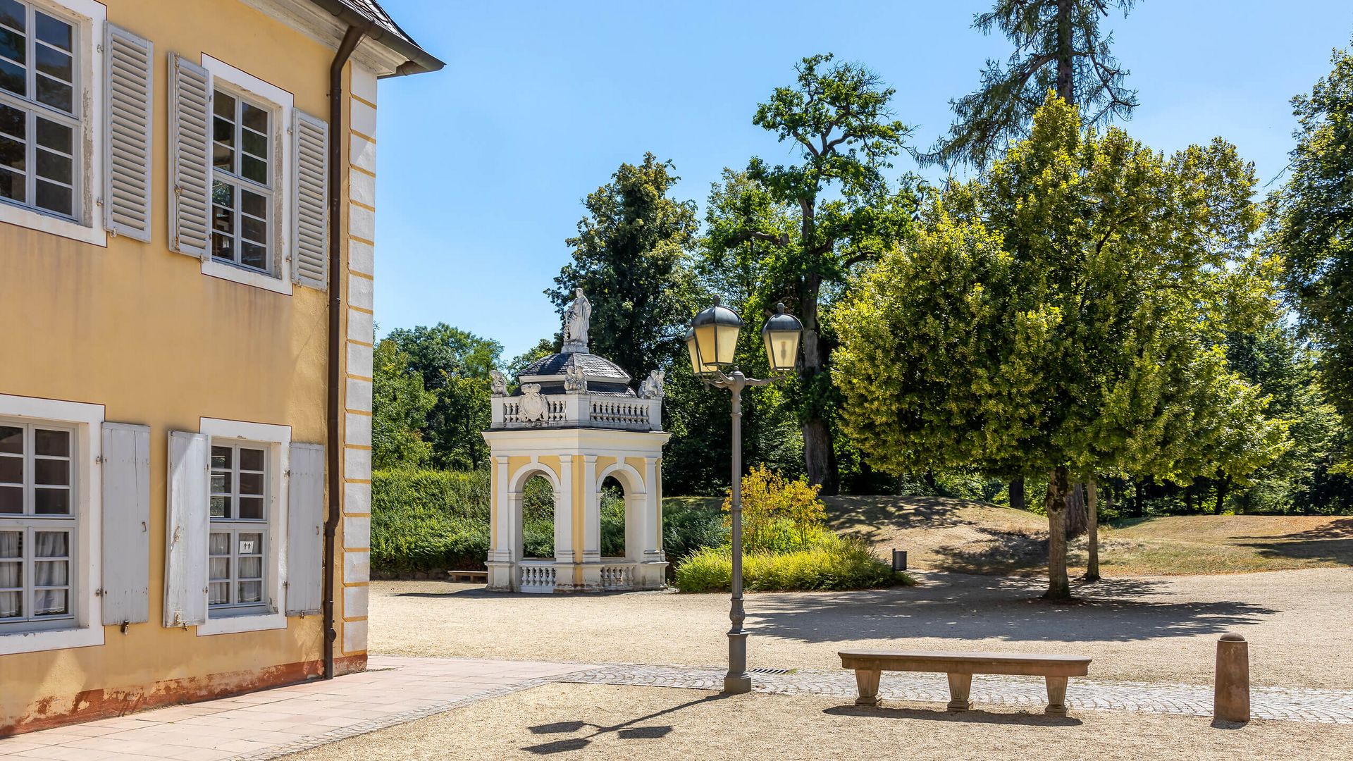 Klassizistischer Pavillon im Staatspark Wilhelmsbad an sonnigem Tag