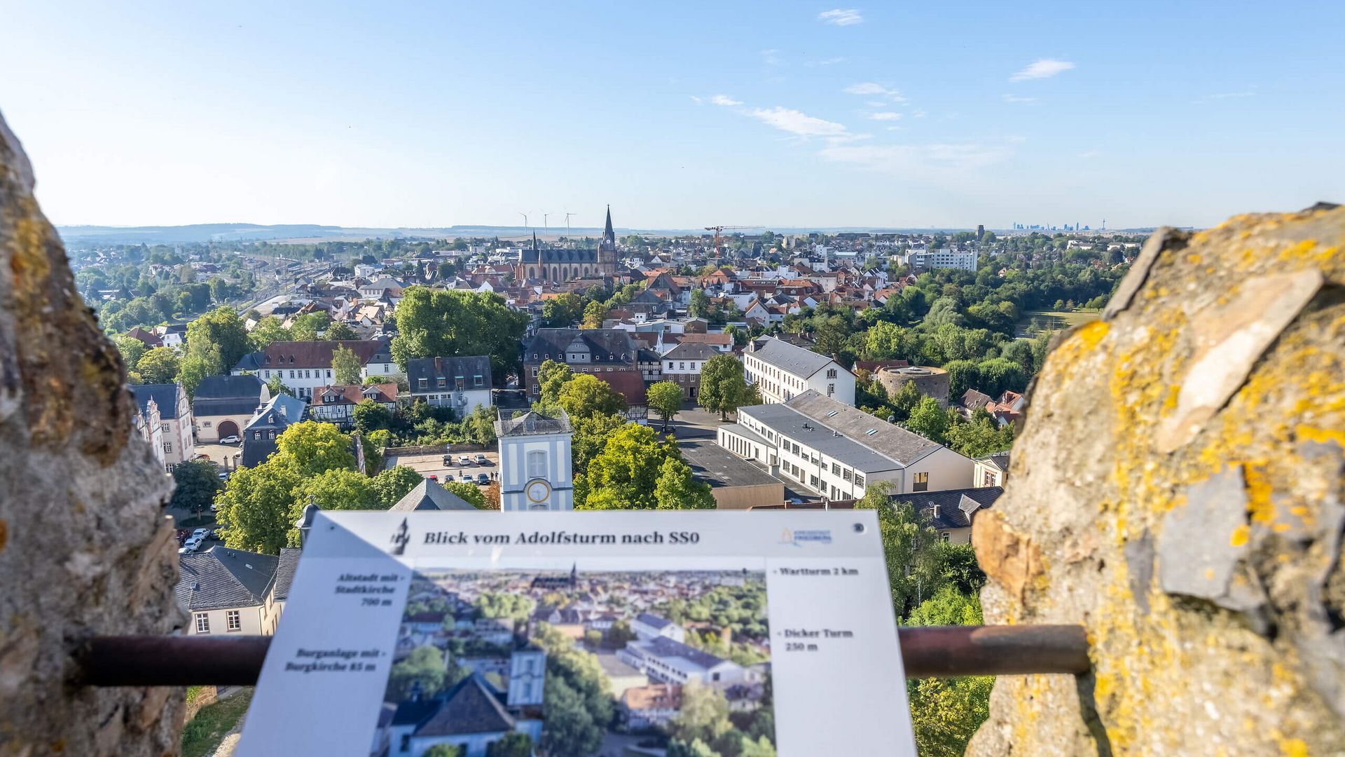 Panorama von Friedberg vom Adolfsturm mit Info-Tafel