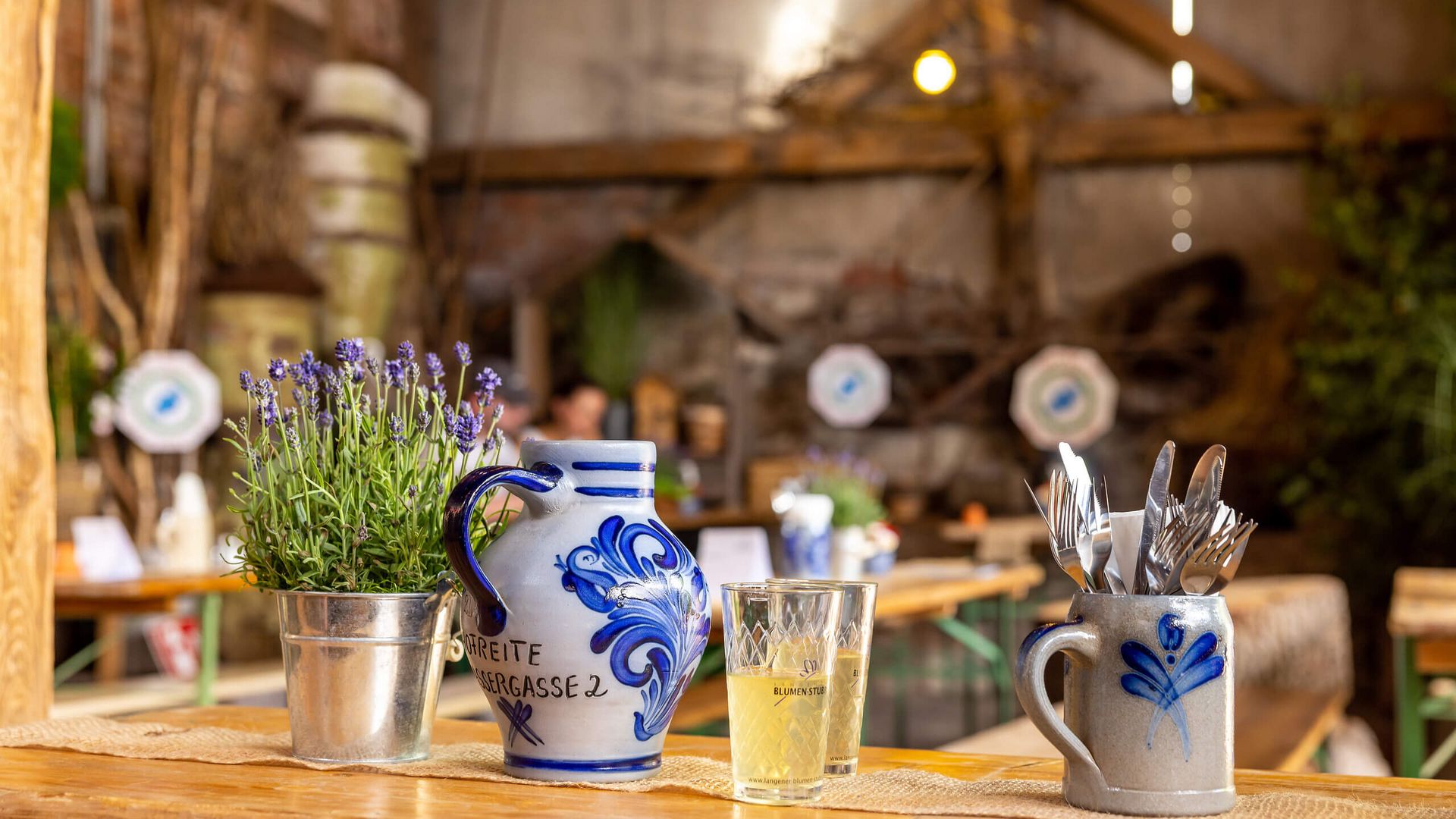 Bembel auf Tisch beim Fest in Langen