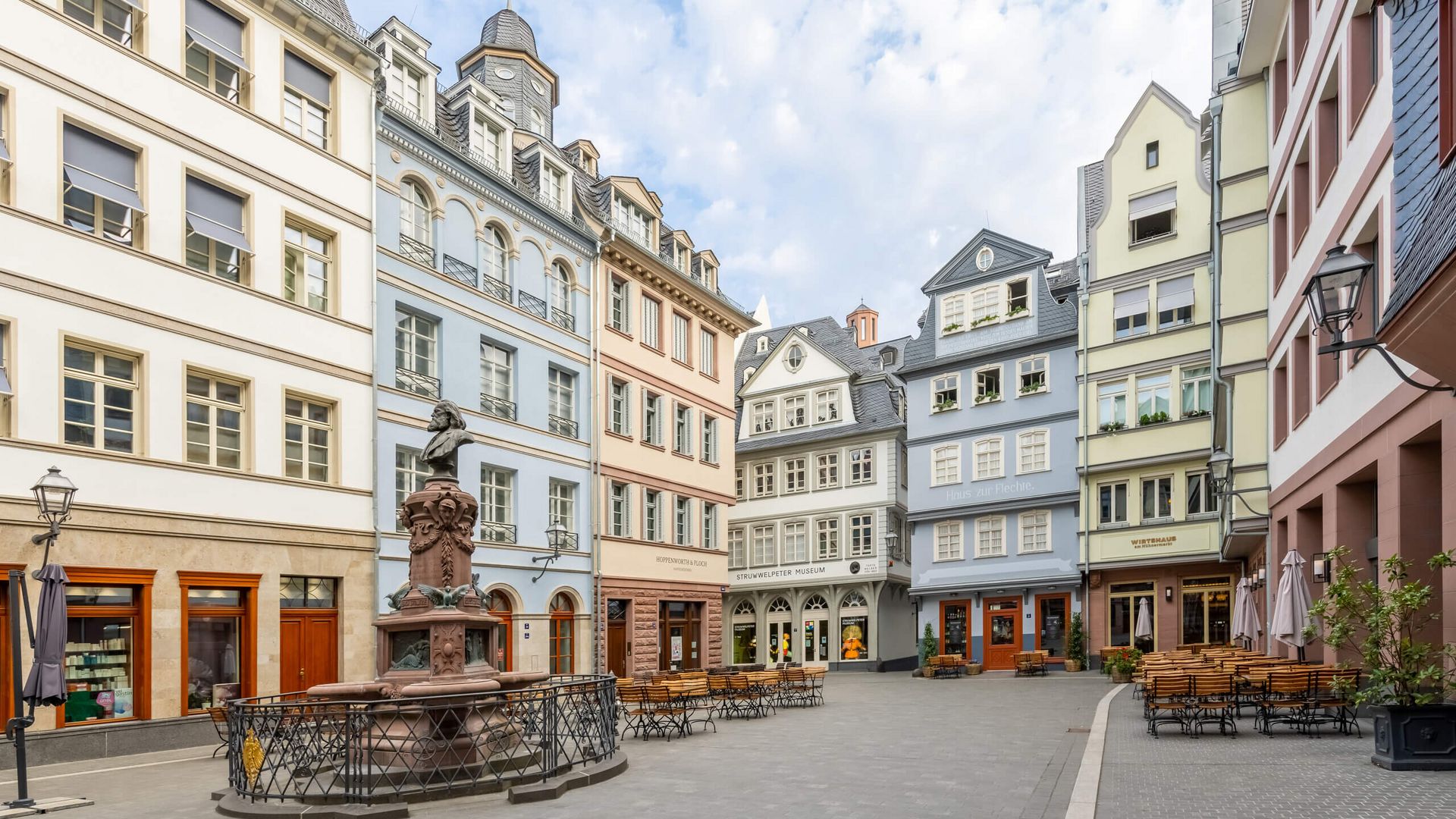 Leerer Hühnermarkt vor den Fassaden der Frankfurter Altstadt.