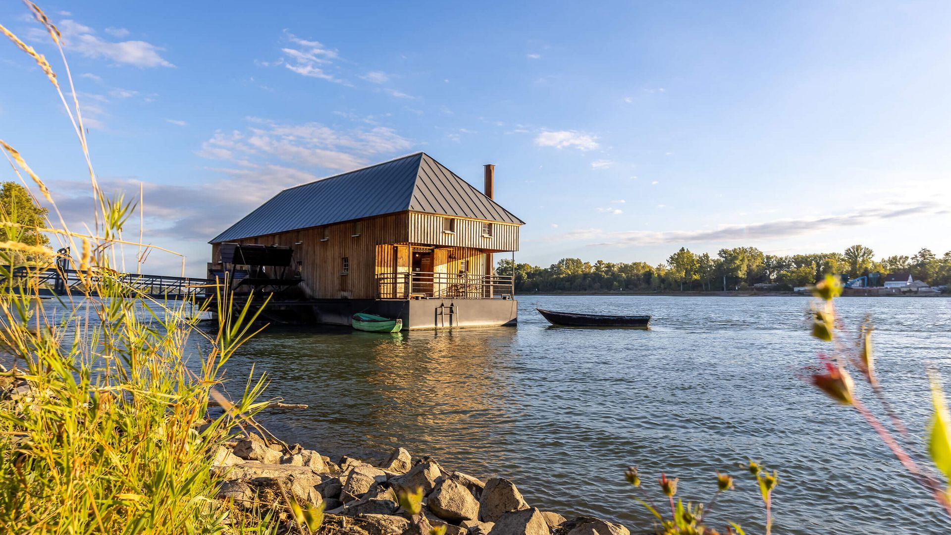 Die historische Schiffsmühle in Ginsheim schwimmt auf dem Rhein bei Sonnenuntergang.