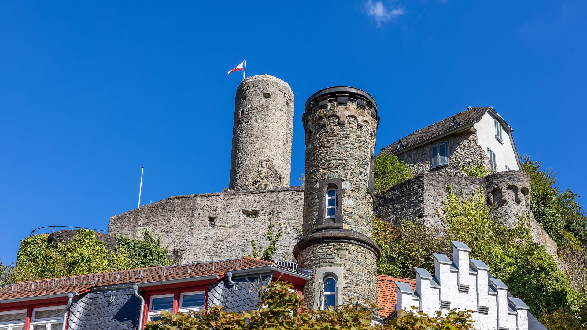 Burg Eppstein mit Türmen über Altstadtdächern im Sonnenschein
