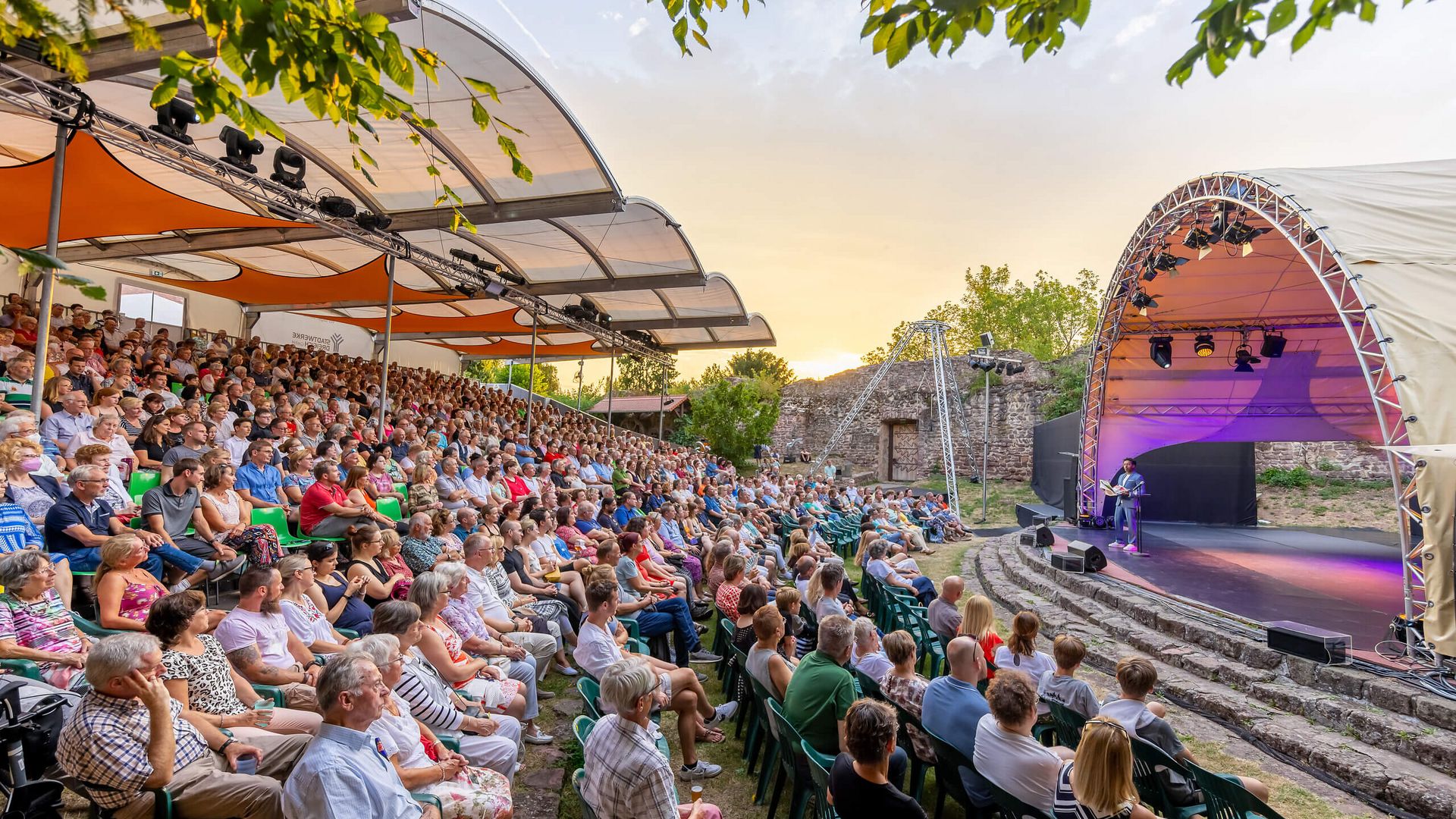 Freilichtbühne bei Burgfestspielen in Dreieich
