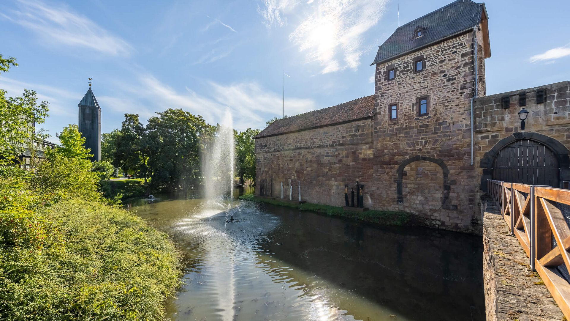 Wasserburg Bad Vilbel mit Springbrunnen