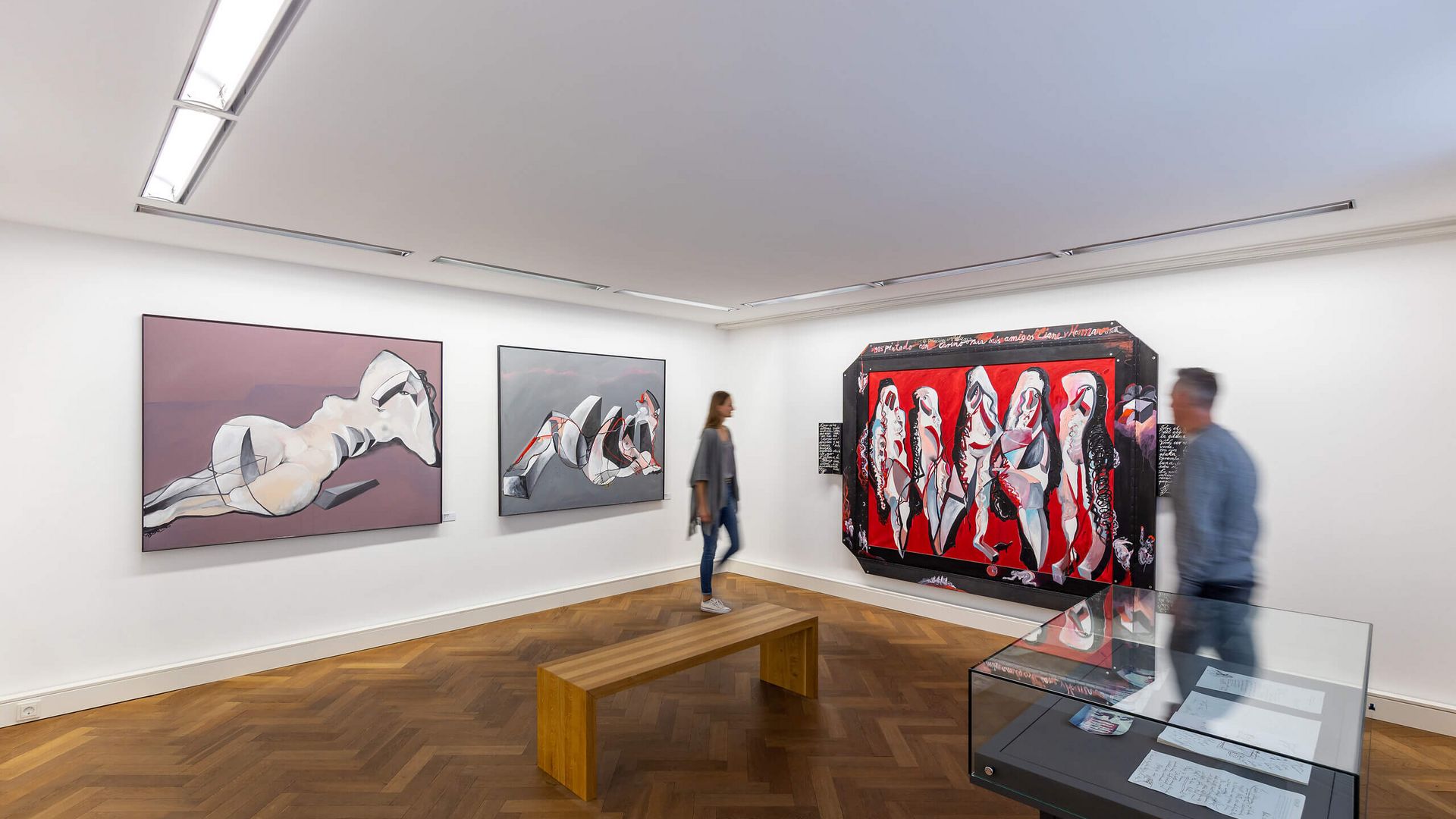 Besucher*innen betrachten zeitgenössische Kunst in der Villa Burgeff