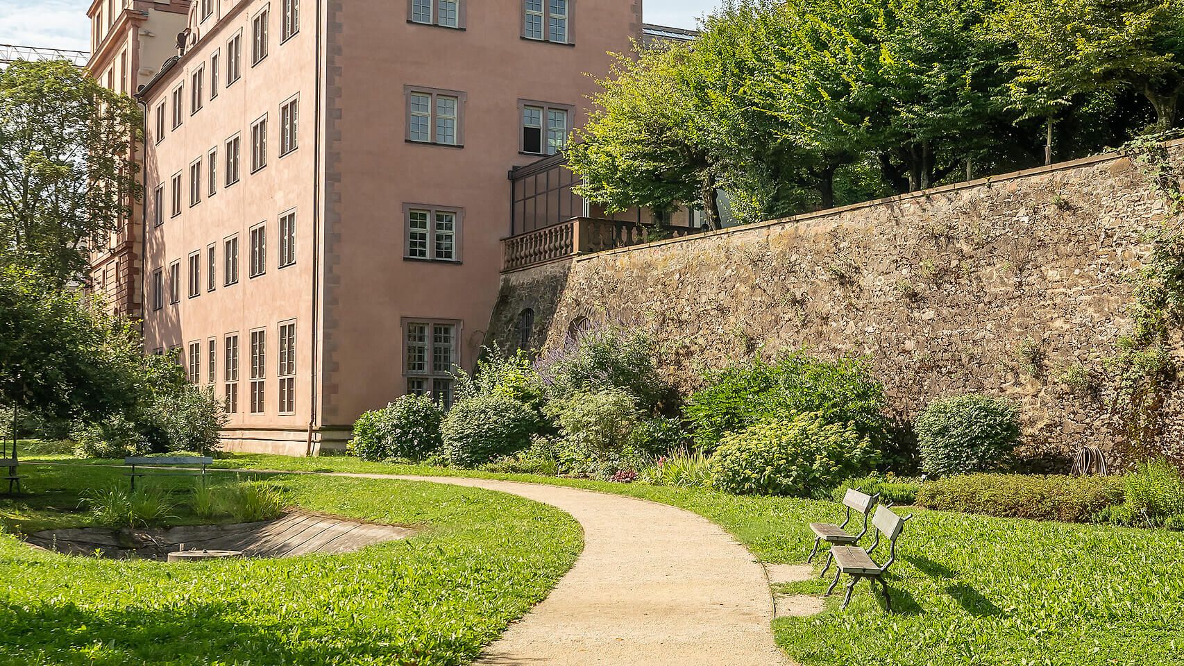 Schloss Darmstadt mit Gartenweg