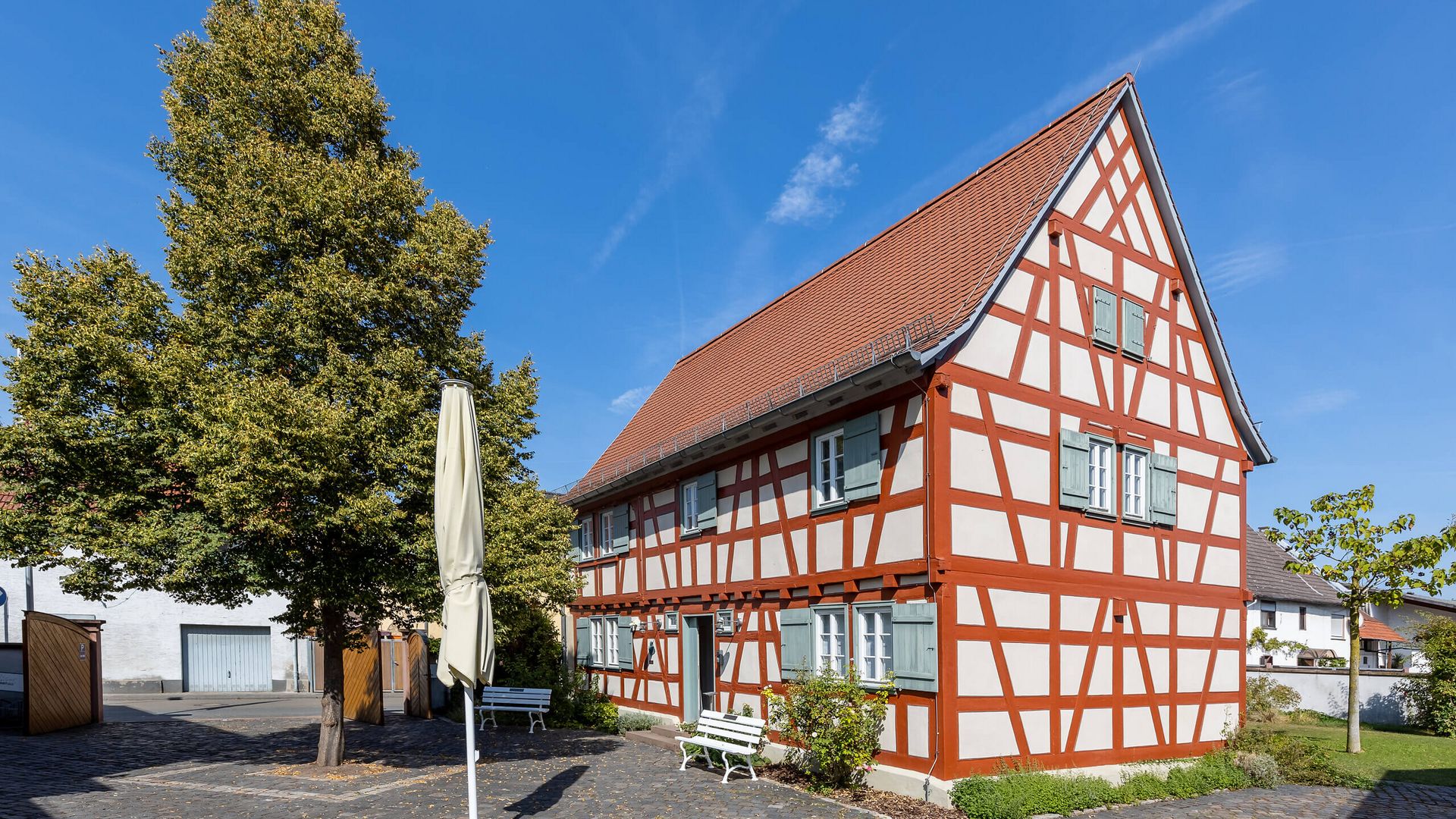 Außenansicht des historischen Büchnerhauses in Riedstadt-Goodelau mit Fachwerkfassade.