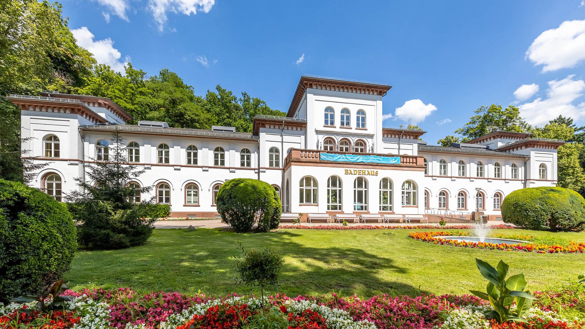 Historisches Badehaus im Alten Kurpark Bad Soden mit Blumenbeeten