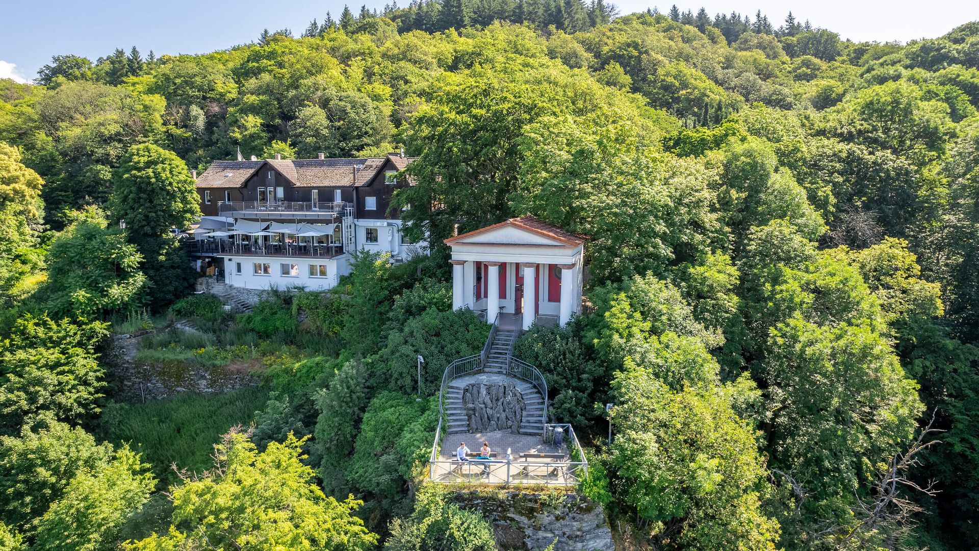 Kaisertempel und Gasthaus über bewaldetem Hang bei Eppstein