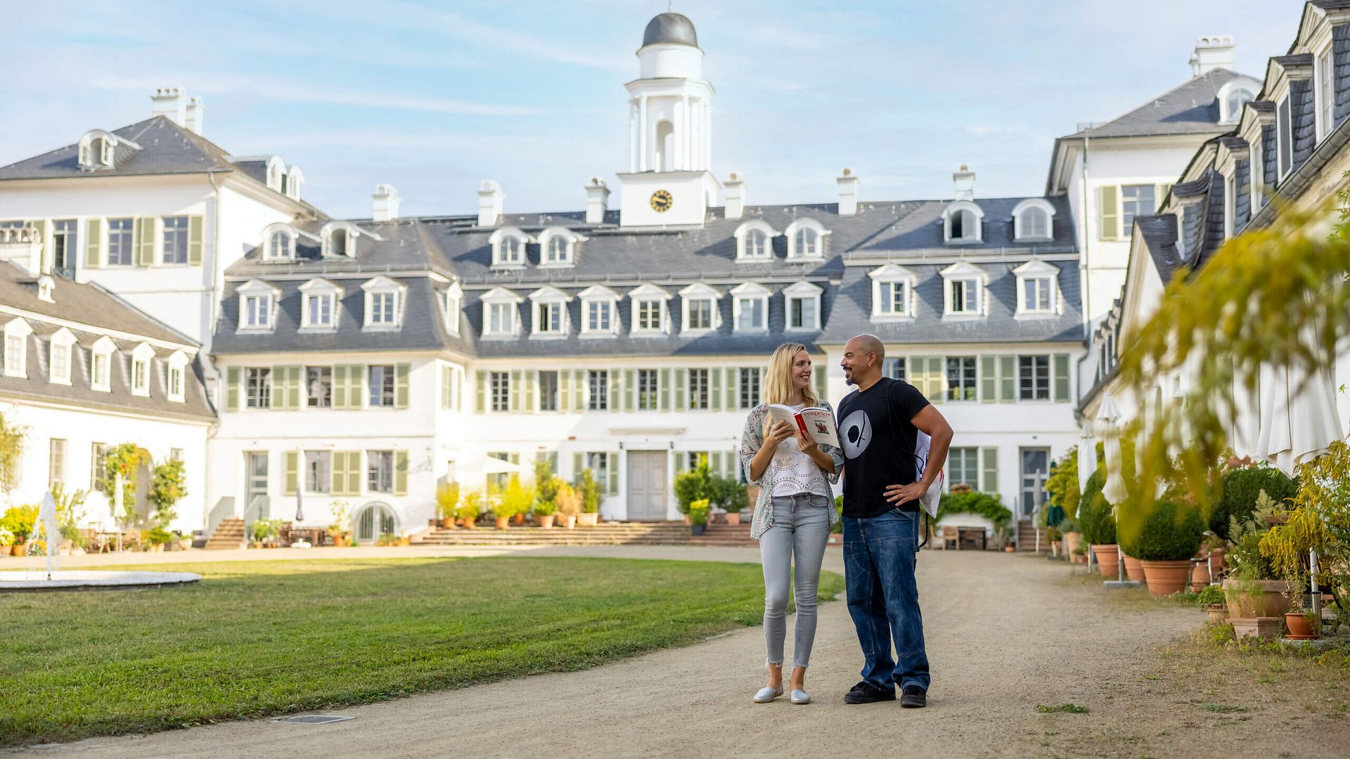 Paar vor dem Rumpenheimer Schloss in Offenbach