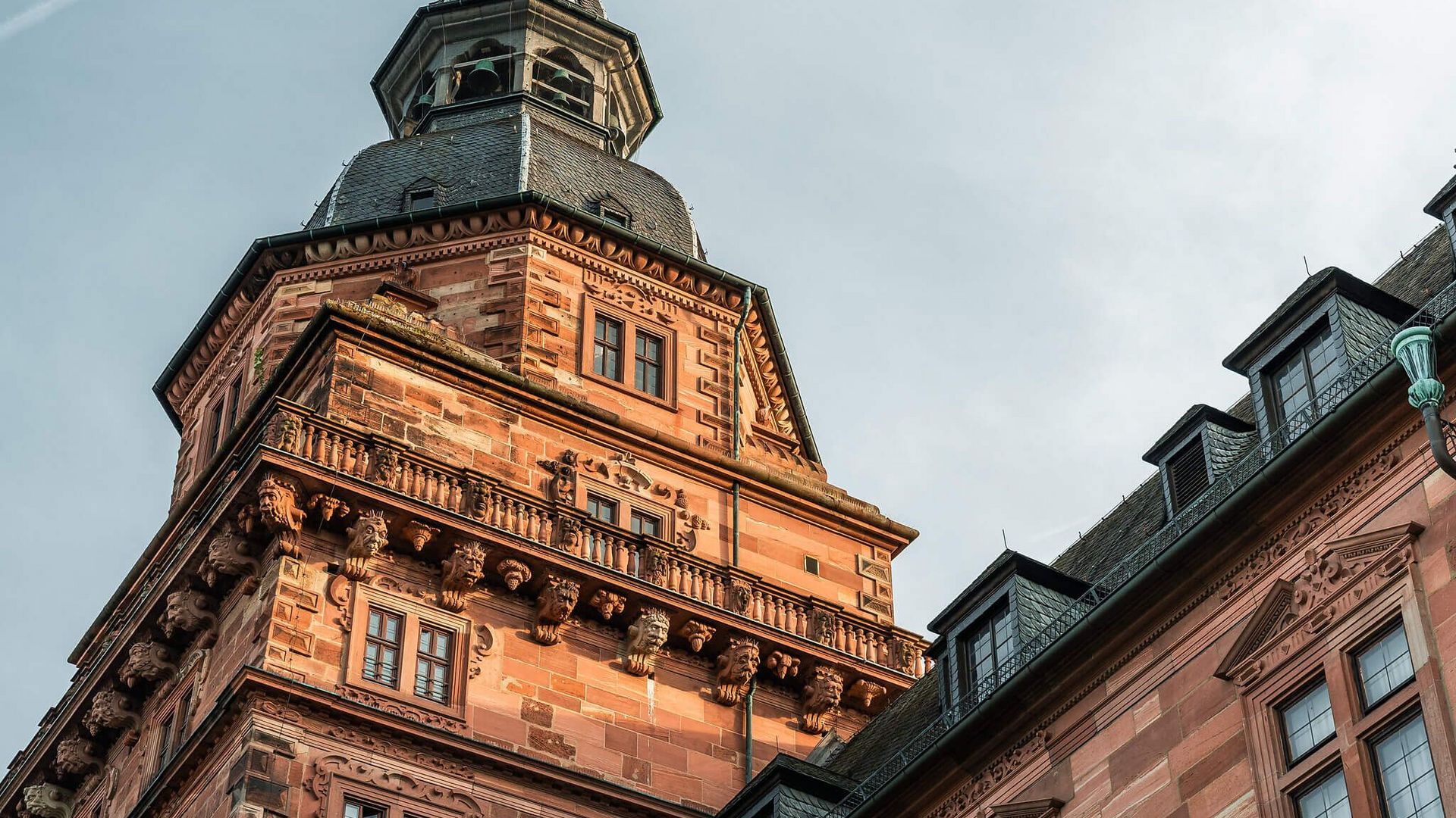 Detailansicht eines Turms von Schloss Johannisburg aus rotem Sandstein.